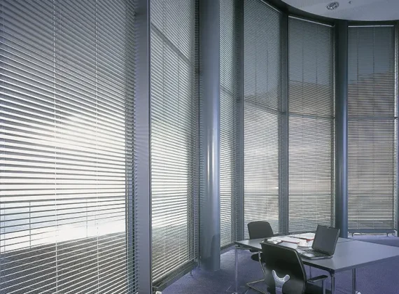 Oficina 3 Persianas-Metais-Pr.webp